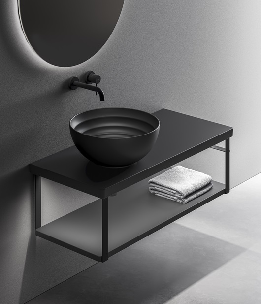 I lavabi Move di Ceramica Dolomite hanno bordi sottili e ampi bacini rotondi, con smaltatura interna del bacino in oro, argento bianco opaco e nero opaco, che ricorda il fluttuare dell’acqua. Realizzati in ceramica 100% Made in Italy, possono appoggiare su un piano in ceramica liscio Flat Top, installato a parete. La composizione si arricchisce di un accessorio portaoggetti “satellite", in ceramica, posizionabile lungo l'intero perimetro del lavabo e accessibile in ogni sua parte. I lavabi si possono inserire in armonia in ogni contesto e sono combinabile con le collezioni Alba, Mayka, Mia, Mirto e Demy. www.ceramicadolomite.it