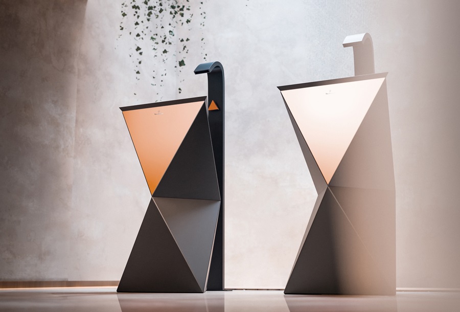 Prisma di Glass Design è il lavabo freestanding autoportante, firmato Tonino Lamborghini, e realizzato in Vetrofreddo®, materiale composito che combina l'eleganza del vetro con la resistenza della resina. La forma particolare è sfaccettata e la superficie liscia e lucida, sorprendente alla vista e altamente resistente. I colori sono audaci e disponibili in combinazioni bicolor come Black Mat/Rosa Sahara Gloss, Black Mat/Yellow Gloss, White Mat/Tiffany Gloss, Black Mat/Orange Gloss e Black Mat/Green Gloss. Misura L 2,5 x P 52,6 x H 90 cm. www.glassdesign.it