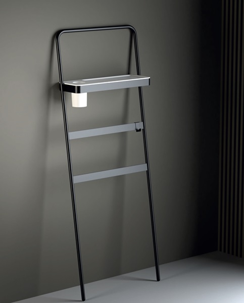 Well Done di Progetto Group è una scaletta dalla forma geometrica, che permette di soddisfare molteplici funzioni. La struttura in metallo va appoggiata alla parete e arreda lo spazio in cui viene inserita. La linea è semplice ma funzionale, infatti permette di appoggiare gli asciugamani, ma può anche essere dotata di ganci porta oggetti, mensola, bicchiere portaspazzolino, specchio e altri utili accessori. www.progetto-group.it