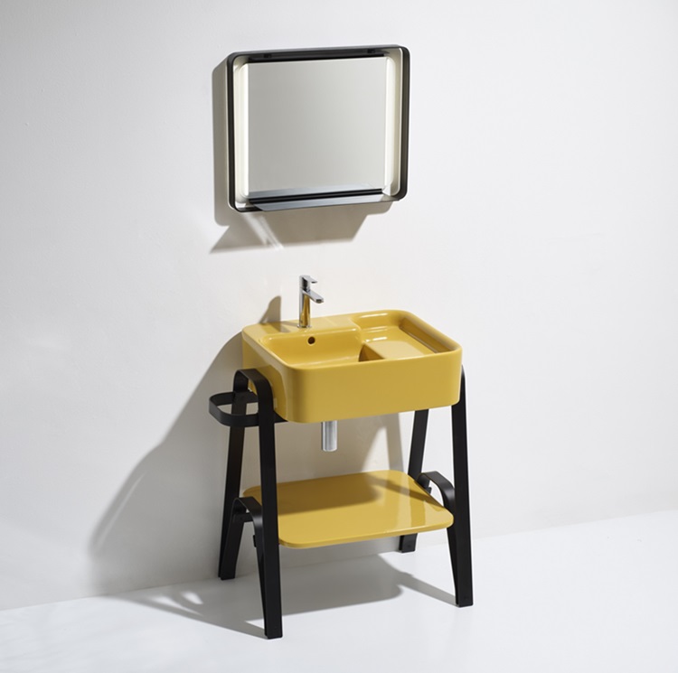 Hop di Simas è un lavabo studiato nei dettagli per renderlo funzionale, a partire dal piano d’appoggio interno. È realizzato in ceramica nelle finiture satinate matt Antracite, Bianco, Nero, Tela, Cemento, Mirto, Moka, Prugna, Sabbia, Pervinca, Navy e nei colori lucidi Caramello, Capri, Menta, Narciso, Rubino, Grafite che si aggiungono al bianco e nero lucido. Misura L 60/80/100 x P 50 x H 18 cm. La struttura è in metallo verniciato, bianco o nero opaco con portasalviette e mensola in ceramica; misura L 70 x P 50 x H 79 cm. Lo speccon con mensola ha cornice coordinata. www.simas.it