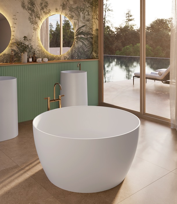 Round di Acquabella è una vasca accogliente dalla forma rotonda, dal design minimal e compatto. È realizzara in Dolotek®, materiale brevettato dall'azienda che si caratterizza per l’assenza di silice e la composizione di resina e pietra dolomia. L’unione di questi elementi lo rende durevole e resistente a raggi UV, shock termici e all’usura quotidiana, oltre ad avere una superficie antibatterica, facile da pulire e setosa al tatto. Si può installare in bagno o a centro stanza, diventando protagonista dello spazio. Ha dimaetro 111,7 cm ed è profonda 55 cm. www.acquabella.com/it