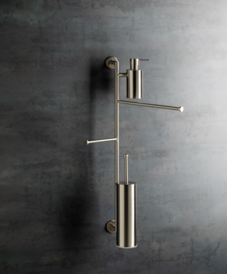 La colonna componibile a parete di Stilhaus è una soluzione compatta e versatile, ideale per arredare i bagni di piccole dimensioni senza rinunciare a praticità ed eleganza. Realizzata in ottone, è personalizzabile nelle finiture e nella configurazione degli accessori; permette di organizzare in modo ordinato gli oggetti di uso quotidiano. La composizione comprende asta porta asciugamani, portasapone, portabicchiere, bicchiere in metallo e specchio ingranditore, riuniti in un unico elemento dalle dimensioni contenute (35 × 80 × 15 cm). Prezzo della composizione in foto 438 euro + IVA. www.stilhaus.it La colonna componibile a parete di Stilhaus è una soluzione compatta e versatile, ideale per arredare i bagni di piccole dimensioni senza rinunciare a praticità ed eleganza. Realizzata in ottone, è personalizzabile nelle finiture e nella configurazione degli accessori; permette di organizzare in modo ordinato gli oggetti di uso quotidiano. La composizione comprende asta porta asciugamani, portasapone, portabicchiere, bicchiere in metallo e specchio ingranditore, riuniti in un unico elemento dalle dimensioni contenute (35 × 80 × 15 cm). Prezzo della composizione in foto 438 euro + IVA. www.stilhaus.it