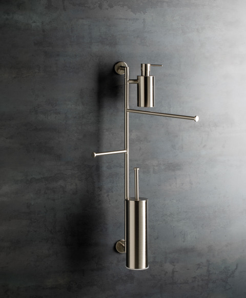 La colonna componibile a parete di Stilhaus è una soluzione compatta e versatile, ideale per arredare i bagni di piccole dimensioni senza rinunciare a praticità ed eleganza. Realizzata in ottone, è personalizzabile nelle finiture e nella configurazione degli accessori; permette di organizzare in modo ordinato gli oggetti di uso quotidiano. La composizione comprende asta porta asciugamani, portasapone, portabicchiere, bicchiere in metallo e specchio ingranditore, riuniti in un unico elemento dalle dimensioni contenute (35 × 80 × 15 cm). Prezzo della composizione in foto 438 euro + IVA. www.stilhaus.it La colonna componibile a parete di Stilhaus è una soluzione compatta e versatile, ideale per arredare i bagni di piccole dimensioni senza rinunciare a praticità ed eleganza. Realizzata in ottone, è personalizzabile nelle finiture e nella configurazione degli accessori; permette di organizzare in modo ordinato gli oggetti di uso quotidiano. La composizione comprende asta porta asciugamani, portasapone, portabicchiere, bicchiere in metallo e specchio ingranditore, riuniti in un unico elemento dalle dimensioni contenute (35 × 80 × 15 cm). Prezzo della composizione in foto 438 euro + IVA. www.stilhaus.it