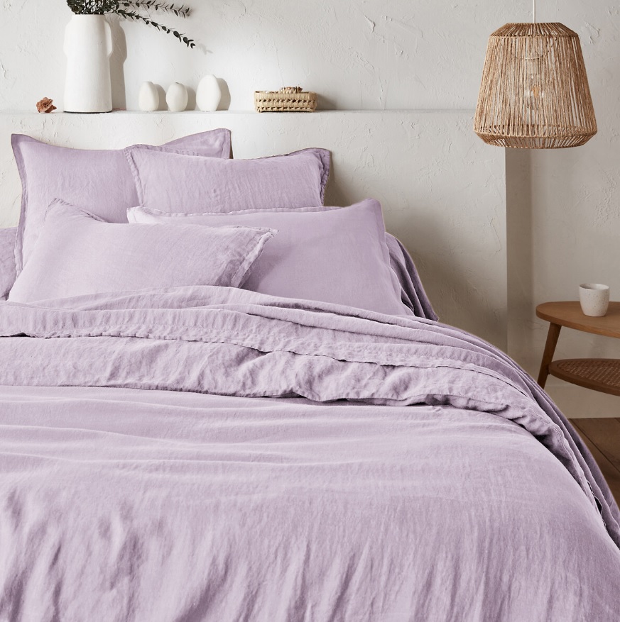 Il copripiumone tinta unita in lino lavato di La Redoute è in un tessuto morbido, leggero e dall'effetto leggermente stropicciato. Il materiale naturale è fresco d'estate e confortevole d'inverno, inoltre si ammorbidisce ulteriormente con il passare del tempo. Si può sfoggiare in un total look tinta unita o abbinare con una fantasia a fiori. Prezzo a partire da 92,65 euro. www.laredoute.it Il copripiumone tinta unita in lino lavato di La Redoute è in un tessuto morbido, leggero e dall'effetto leggermente stropicciato. Il materiale naturale è fresco d'estate e confortevole d'inverno, inoltre si ammorbidisce ulteriormente con il passare del tempo. Si può sfoggiare in un total look tinta unita o abbinare con una fantasia a fiori. Prezzo a partire da 92,65 euro. www.laredoute.it