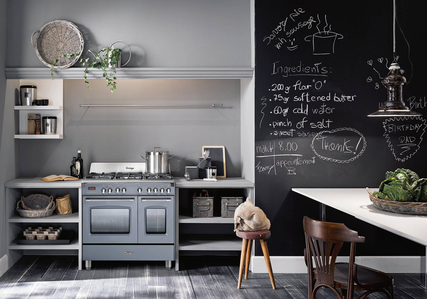 A libera installazione, in classe A, MEM 965T NX ED di De'Longhi Cookers ha 5 bruciatori a gas (uno a doppia corona) con griglie in ghisa e doppio forno elettrico. Misura L 90 x P 60 cm e costa 1.579 euro. www.delonghi-cookers.it