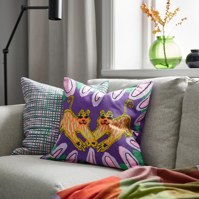 La fodera per cuscino Buskvicker di Ikea gioca con l'accostamento tra il viola, il verde e il rosa, con un motivo sulla parte anteriore che richiama la natura selvaggia: al centro del cuscino sono infatti rappresentate due tigri gialle e arancioni. Prezzo 4,95 euro. www.ikea.com La fodera per cuscino Buskvicker di Ikea gioca con l'accostamento tra il viola, il verde e il rosa, con un motivo sulla parte anteriore che richiama la natura selvaggia: al centro del cuscino sono infatti rappresentate due tigri gialle e arancioni. Prezzo 4,95 euro. www.ikea.com