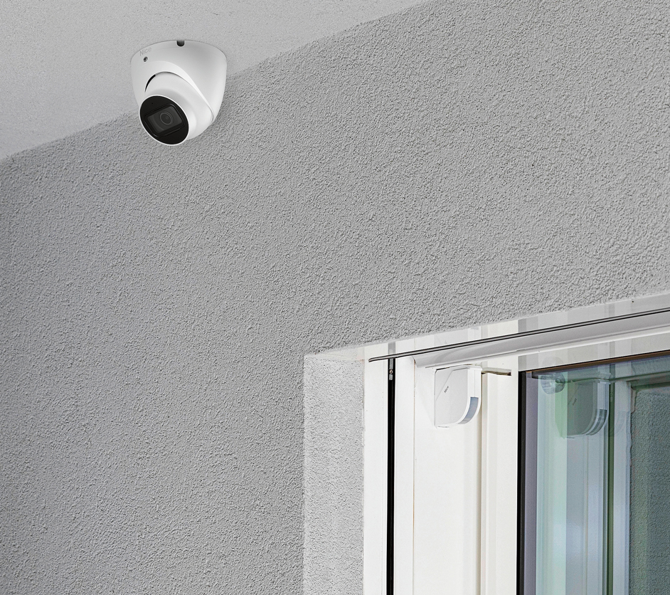 Le IP cameras di Nice grazie alla memorizzazione locale tramite USB permettono di far rivedere i video di sorveglianza preregistrati e di monitorarli in streaming a distanza via app. Nelle versioni MyEye Dome e MyEye Bullet, con analisi avanzata delle immagini e risoluzione HD, monitorano in tempo reale sia di giorno sia di notte, integrando allarmi luminosi e sonori, altoparlante
e microfono. Prezzo su preventivo. www.niceforyou.com Le IP cameras di Nice grazie alla memorizzazione locale tramite USB permettono di far rivedere i video di sorveglianza preregistrati e di monitorarli in streaming a distanza via app. Nelle versioni MyEye Dome e MyEye Bullet, con analisi avanzata delle immagini e risoluzione HD, monitorano in tempo reale sia di giorno sia di notte, integrando allarmi luminosi e sonori, altoparlante
e microfono. Prezzo su preventivo. www.niceforyou.com