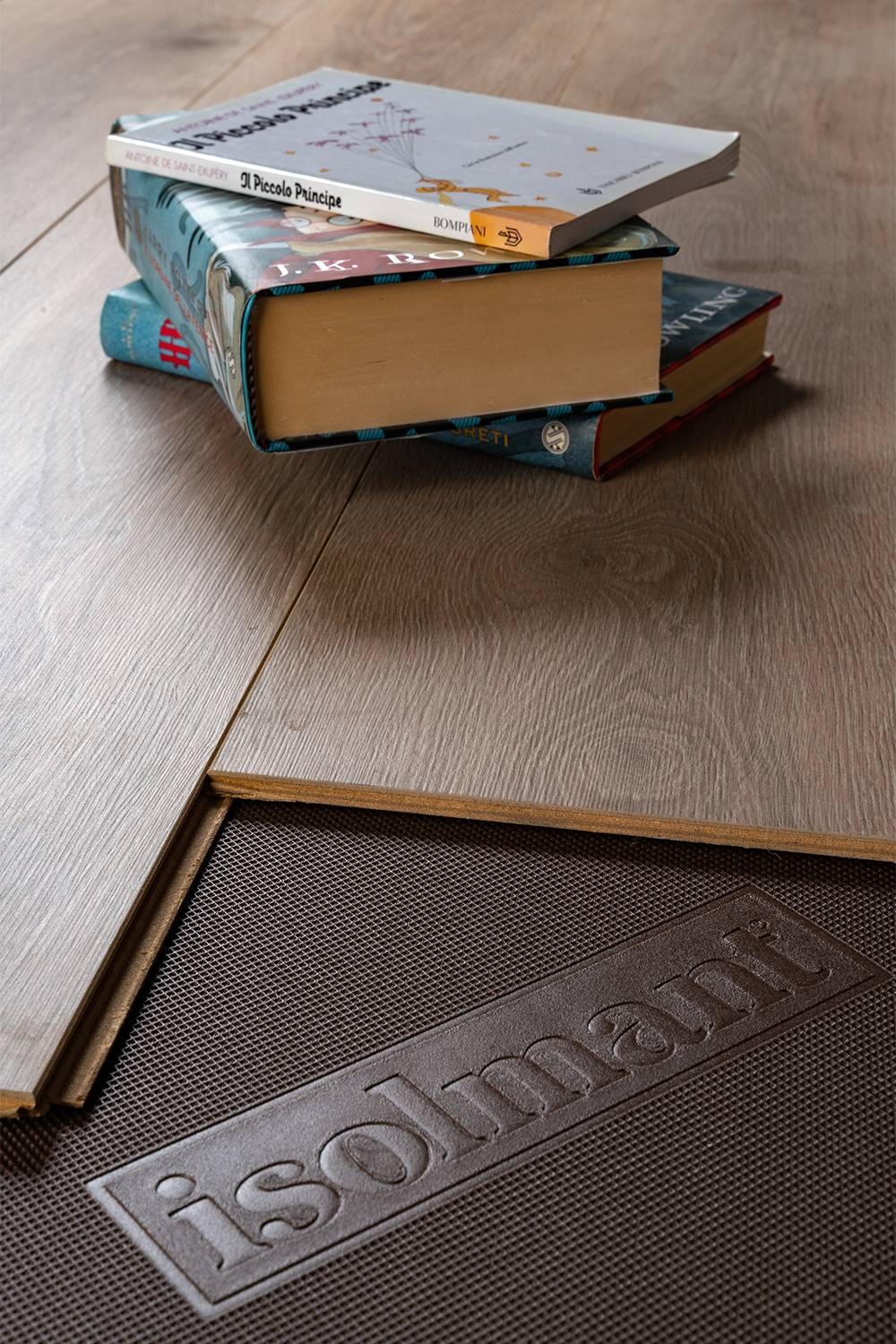 Dal legno per il legno: una soluzione che deriva dagli scarti di lavorazione del legno per garantire un ottimo isolamento acustico al rumore di calpestio e al rumore di riverbero del pavimento.