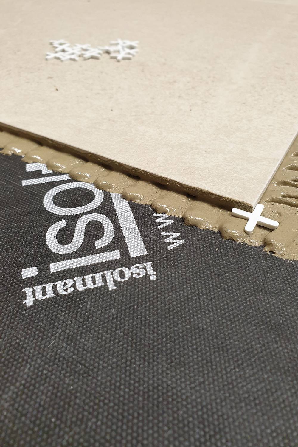 IsolTile è il “salvapiastrella” per eccellenza, perché preserva le ceramiche dal rischio di crepe e rotture.