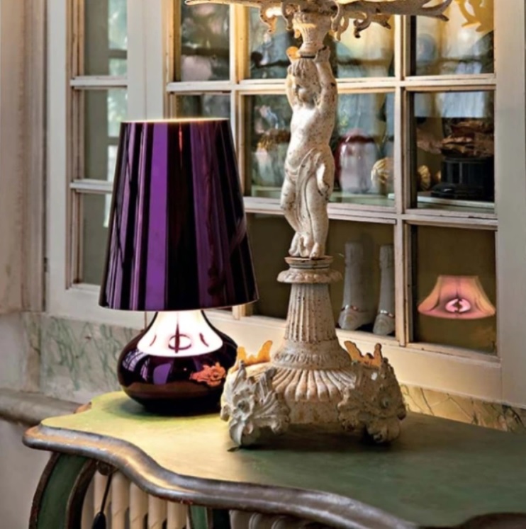 La lampada da tavolo Cindy di Kartell  si ispira agli anni '70; ha una struttura conica che si completa con una base sferica ed è declinata in diverse tonalità metallizzate, tra cui il viola. Prezzo 270 euro. www.kartell.com La lampada da tavolo Cindy di Kartell  si ispira agli anni '70; ha una struttura conica che si completa con una base sferica ed è declinata in diverse tonalità metallizzate, tra cui il viola. Prezzo 270 euro. www.kartell.com
