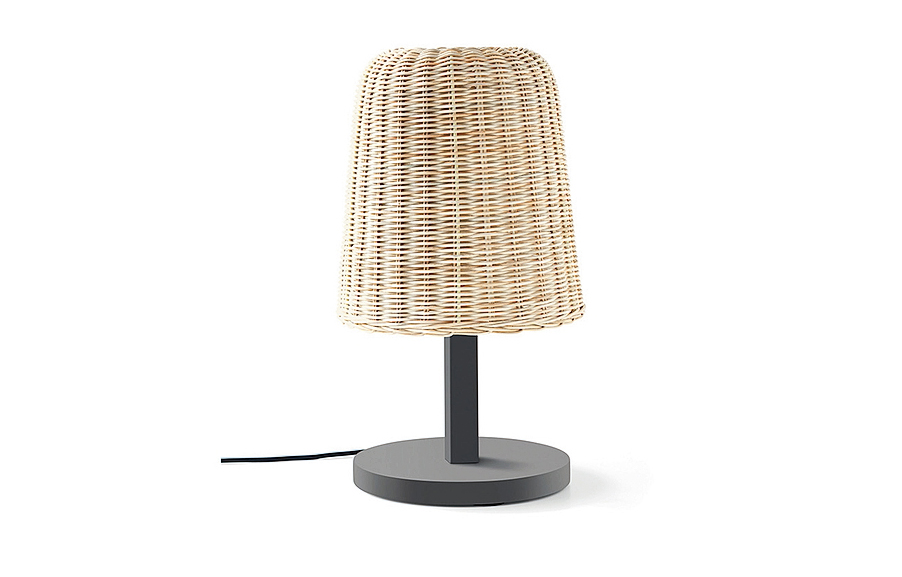 La lampada da tavolo LC91 coll. Beds di Gervasoni ha lo stelo in legno grigio e il paralume intrecciato in midollino naturale. Misura Ø 28 x H 47 cm. Costa 759 euro. www.gervasoni1882.com/it La lampada da tavolo LC91 coll. Beds di Gervasoni ha lo stelo in legno grigio e il paralume intrecciato in midollino naturale. Misura Ø 28 x H 47 cm. Costa 759 euro. www.gervasoni1882.com/it