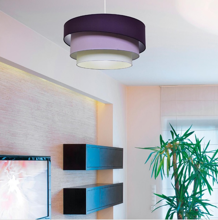 Il lampadario moderno Triplo Cilindro di Leroy Merlin ha un design a cilindri in diversi toni di viola ed è rifinito in tessuto. È regolabile in altezza per poter illuminare in maniera ideale ogni ambiente. Prezzo 86,50 euro. www.leroymerlin.it Il lampadario moderno Triplo Cilindro di Leroy Merlin ha un design a cilindri in diversi toni di viola ed è rifinito in tessuto. È regolabile in altezza per poter illuminare in maniera ideale ogni ambiente. Prezzo 86,50 euro. www.leroymerlin.it