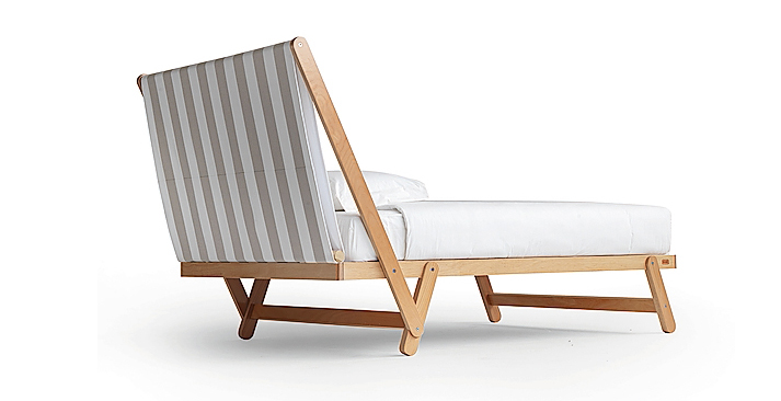 Tolò High di Noctis ha la struttura in legno di faggio natural e testata in tessuto Riccione 401 a righe in bianco e beige. Misura 120 x 200 x H 124 cm. Prezzo a partire da 1.455 euro. www.noctis.it Tolò High di Noctis ha la struttura in legno di faggio natural e testata in tessuto Riccione 401 a righe in bianco e beige. Misura 120 x 200 x H 124 cm. Prezzo a partire da 1.455 euro. www.noctis.it