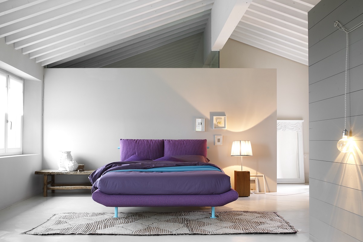 In un sottotetto si può realizzare anche una parete effetto quinta, dietro cui “nascondere” una cabina armadio o un vecchio armadio che non è più di moda, ma che è solido e funzionale. Nella parte a vista si può inserire il letto, come ad esempio il letto Noah di Noctis in versione matrimoniale, con rete/materasso da cm 160x200 e rivestimento in tessuto Scubidù. www.noctis.it In un sottotetto si può realizzare anche una parete effetto quinta, dietro cui “nascondere” una cabina armadio o un vecchio armadio che non è più di moda, ma che è solido e funzionale. Nella parte a vista si può inserire il letto, come ad esempio il letto Noah di Noctis in versione matrimoniale, con rete/materasso da cm 160x200 e rivestimento in tessuto Scubidù. www.noctis.it