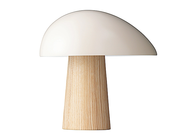 Base in frassino naturale e paralume in alluminio laccato opaco smokey white per Night Owl di Fritz Hansen. Misura L 23,5 x H 23,9 cm. Costa 279 euro. www.fritzhansen.com Base in frassino naturale e paralume in alluminio laccato opaco smokey white per Night Owl di Fritz Hansen. Misura L 23,5 x H 23,9 cm. Costa 279 euro. www.fritzhansen.com