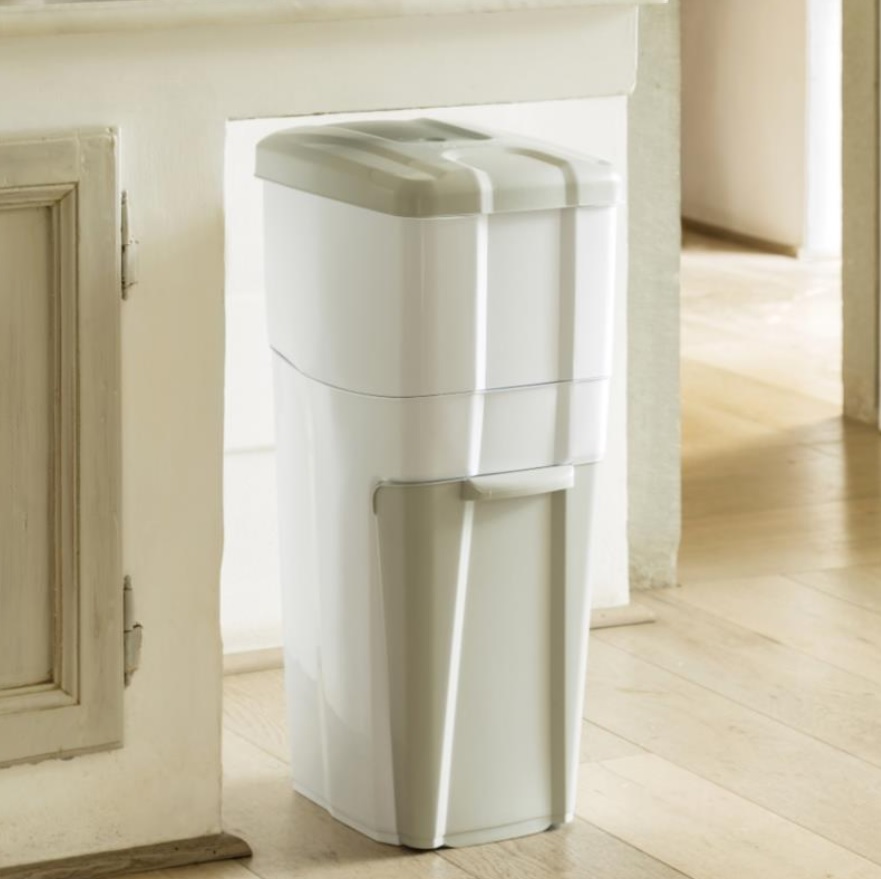 La pattumiera per la raccolta differenziata Trypla di Bama è composta da tre scomparti per una capacità complessiva di 38,5 litri: uno da 18 litri può essere destinato alla raccolta di plastica o vetro, il secondo da 16 litri alla raccolta dei rifiuti organici mentre il terzo può ospitare sacchetti di diverse misure per averli sempre sottomano. www.bamagroup.com