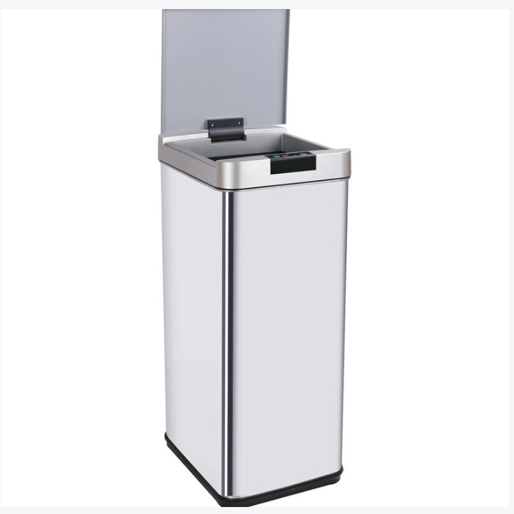 La pattumiera automatica in acciaio inox Kitchen Move fa parte della gamma Parkside. Il suo coperchio con apertura automatica grazie ad un sistema infrarossi permette di evitare il contatto con la pattumiera: una fotocellula apre e chiude automaticamente la pattumiera quando si passa la mano o un oggetto a 15 cm di distanza. I suoi materiali lisci (acciaio inox fine, ferro non corrosivo e ABS) ne facilitano la manutenzione. Prezzo 72 euro. In vendita su www.manomano.it