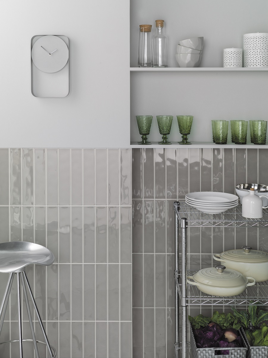 Adatto per pareti di ambienti interni, il rivestimento ceramico Málaga della Collezione White&Colors di Porcelanosa, qui nel colore Acero, ha finitura lucida ed è costituito da un elemento rettangolare di 20 x 31,6 cm suddiviso in 3 sezioni separate da due linee. La serie è disponibile anche nelle tonalità Aqua, Ocean, Beige e White. www.porcelanosa.com/it Adatto per pareti di ambienti interni, il rivestimento ceramico Málaga della Collezione White&Colors di Porcelanosa, qui nel colore Acero, ha finitura lucida ed è costituito da un elemento rettangolare di 20 x 31,6 cm suddiviso in 3 sezioni separate da due linee. La serie è disponibile anche nelle tonalità Aqua, Ocean, Beige e White. www.porcelanosa.com/it