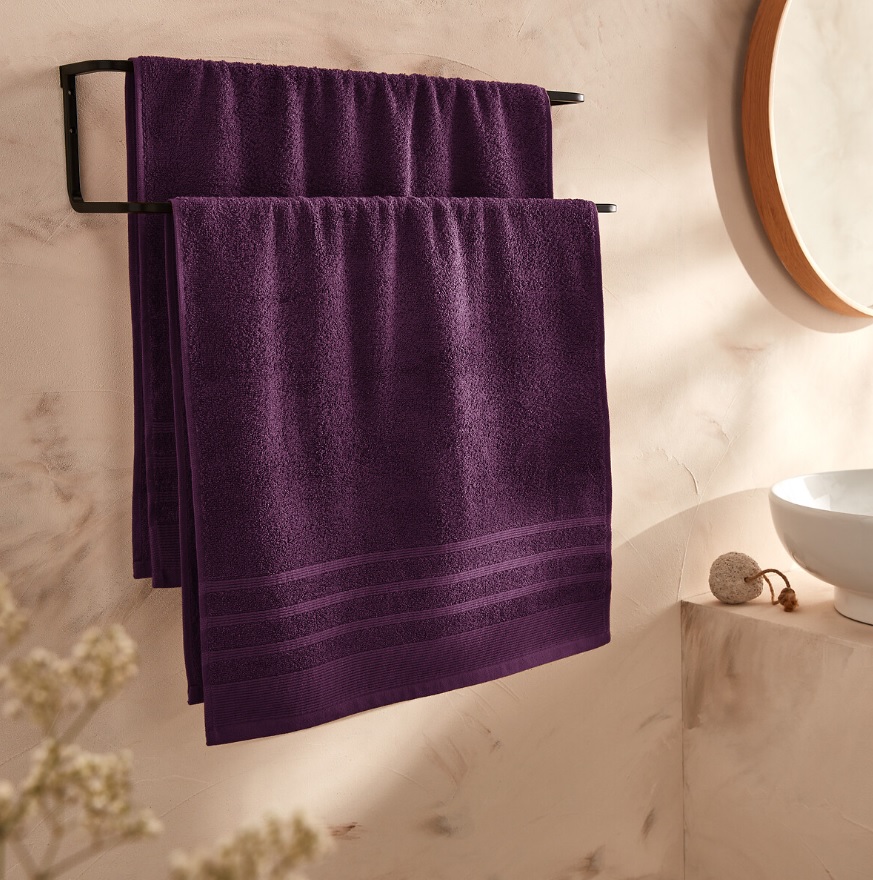 Per portare un tocco di viola anche in bagno si può puntare sul set di due asciugamani in spugna di La Redoute. Sono in bouclé 100% cotone e certificati STANDARD 100 di OEKO-TEX. Prezzo 19.99 euro. www.laredoute.it Per portare un tocco di viola anche in bagno si può puntare sul set di due asciugamani in spugna di La Redoute. Sono in bouclé 100% cotone e certificati STANDARD 100 di OEKO-TEX. Prezzo 19.99 euro. www.laredoute.it