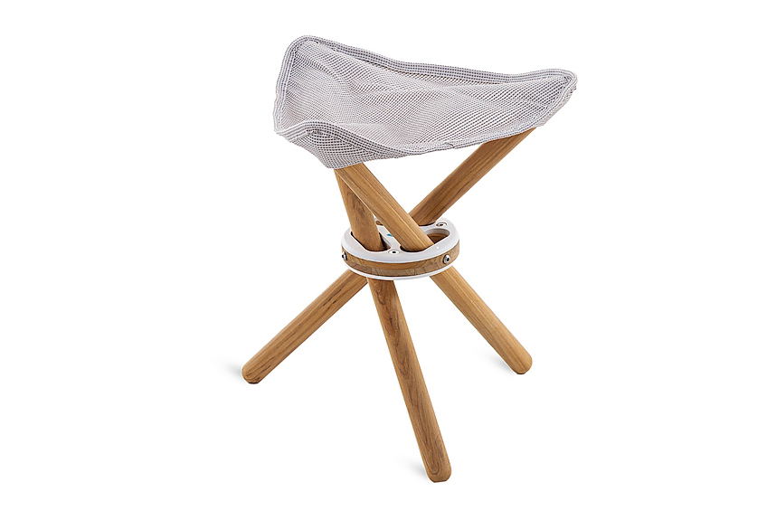 In teak e tessuto lo sgabello pieghevole Tripolina coll. Urbn Balcony di Unopiù misura 40 x 40 x H 40 cm. www.unopiu.com In teak e tessuto lo sgabello pieghevole Tripolina coll. Urbn Balcony di Unopiù misura 40 x 40 x H 40 cm. www.unopiu.com