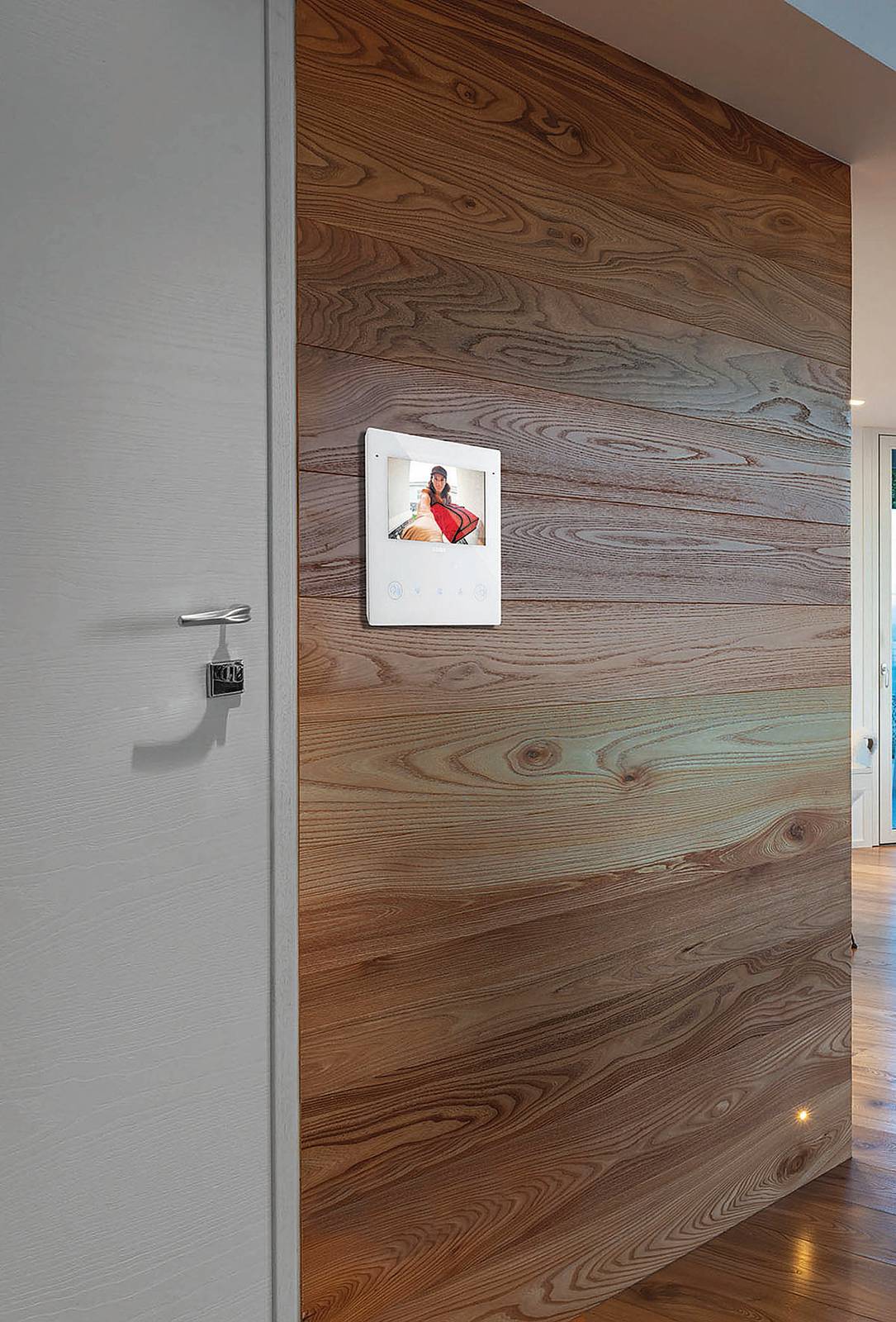 View Wireless e il sistema domotico By-me Plus di Vimar regolano accensione, spegnimento e regolazione dell’intensità delle luci, movimento di tapparelle o tende motorizzate, controllano consumi elettrici e carichi degli elettrodomestici, predispongono scenari
di termoregolazione multizona o personalizzati. View Wireless rende connesso l’impianto tradizionale in modo rapido con la sostituzione dei dispositivi tradizionali con quelli connessi. Prezzo su progetto. www.vimar.com View Wireless e il sistema domotico By-me Plus di Vimar regolano accensione, spegnimento e regolazione dell’intensità delle luci, movimento di tapparelle o tende motorizzate, controllano consumi elettrici e carichi degli elettrodomestici, predispongono scenari
di termoregolazione multizona o personalizzati. View Wireless rende connesso l’impianto tradizionale in modo rapido con la sostituzione dei dispositivi tradizionali con quelli connessi. Prezzo su progetto. www.vimar.com