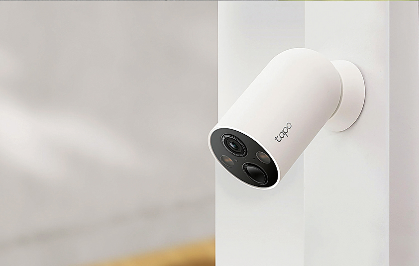 La telecamera di sicurezza per interni e esterni Tapo C425 di TP-Link, alimentata a batteria ricaricabile (300 giorni di autonomia) e connessa wi-fi, ha la base magnetica per il posizionamento su qualsiasi base metallica, oltre che il fissaggio tradizionale a parete. Ha una risoluzione video QHD 2K e sistema di rilevamento basato sull'intelligenza artificiale e può essere abbinata ad apposito pannello solare per l'alimentazione green. Costa 149,99 euro. www.tp-link.com/it La telecamera di sicurezza per interni e esterni Tapo C425 di TP-Link, alimentata a batteria ricaricabile (300 giorni di autonomia) e connessa wi-fi, ha la base magnetica per il posizionamento su qualsiasi base metallica, oltre che il fissaggio tradizionale a parete. Ha una risoluzione video QHD 2K e sistema di rilevamento basato sull'intelligenza artificiale e può essere abbinata ad apposito pannello solare per l'alimentazione green. Costa 149,99 euro. www.tp-link.com/it