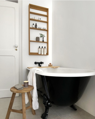 Accessori legno con vasca nera e pareti bianche