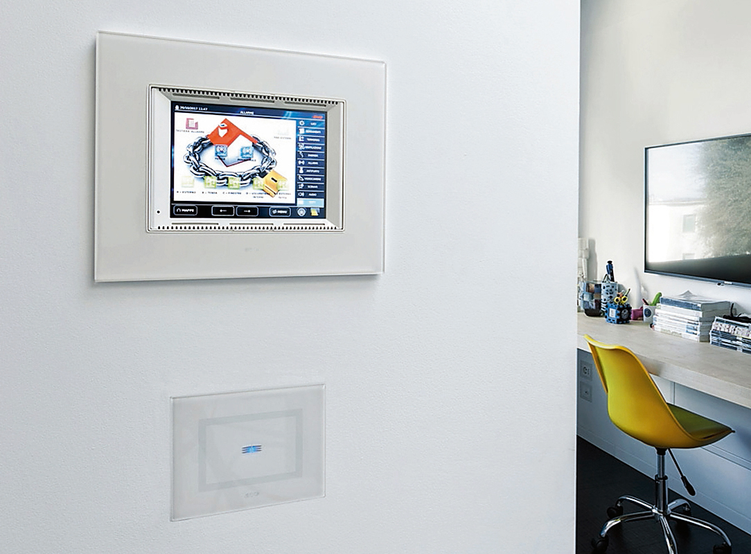 Compatibile anche con impianti radio preesistenti, l’antifurto smart AVE si integra nelle soluzioni smart home del marchio in un’unica piattaforma a servizio di domotica, videocitofonia, antintrusione. La centrale IoT - in due modelli, con e senza schermo touch screen da 7” - supporta soluzioni miste radio/filo e il telecomando con funzioni personalizzabili richiama scenari domotici. Controllabile anche da remoto, via app AVE Cloud, il sistema (espandibile fino a 120 ingressi totali
con diversi tipi di rivelatori e di periferiche radio) comunica in tempo reale, inviando notifiche
e visualizzando immagini delle telecamere
e stato dell’impianto. Prezzo su preventivo. www.ave.it Compatibile anche con impianti radio preesistenti, l’antifurto smart AVE si integra nelle soluzioni smart home del marchio in un’unica piattaforma a servizio di domotica, videocitofonia, antintrusione. La centrale IoT - in due modelli, con e senza schermo touch screen da 7” - supporta soluzioni miste radio/filo e il telecomando con funzioni personalizzabili richiama scenari domotici. Controllabile anche da remoto, via app AVE Cloud, il sistema (espandibile fino a 120 ingressi totali
con diversi tipi di rivelatori e di periferiche radio) comunica in tempo reale, inviando notifiche
e visualizzando immagini delle telecamere
e stato dell’impianto. Prezzo su preventivo. www.ave.it