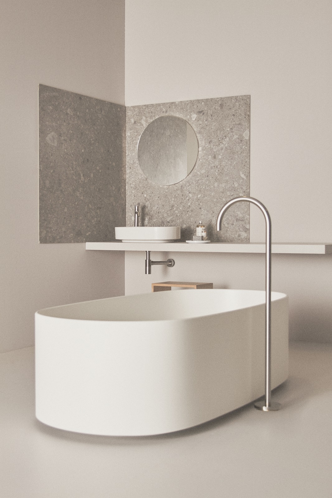 La bocca di erogazione per vasca centro stanza Joy di Atelier Collection Ideal Standard è disponibile in quattro finiture. Ha un’altezza da 79 a 87 cm e la sporgenza bocca è di 26 cm. Prezzo, Iva esclusa, in finitura cromata 1.148,50 euro. www.idealstandard.it La bocca di erogazione per vasca centro stanza Joy di Atelier Collection Ideal Standard è disponibile in quattro finiture. Ha un’altezza da 79 a 87 cm e la sporgenza bocca è di 26 cm. Prezzo, Iva esclusa, in finitura cromata 1.148,50 euro. www.idealstandard.it