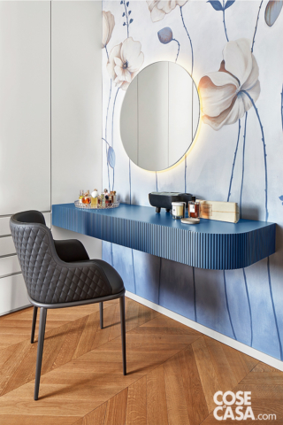 Camera con armadio bianco, mobile da toeletta-scrivania cannettato verticale, color azzurro e sedia imbottita Camera con armadio bianco, mobile da toeletta-scrivania cannettato verticale, color azzurro e sedia imbottita