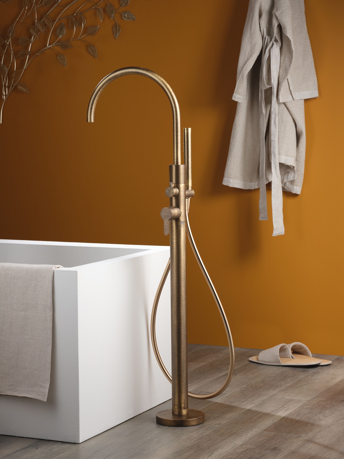 La colonna bordo vasca da terra della serie Diametro35 Elegance di Ritmonio ha finitura Brushed Dark Bronze. È alta 109,1 cm e ha bocca di erogazione a 92,7 cm. Prezzo 1.615 euro. www.ritmonio.it La colonna bordo vasca da terra della serie Diametro35 Elegance di Ritmonio ha finitura Brushed Dark Bronze. È alta 109,1 cm e ha bocca di erogazione a 92,7 cm. Prezzo 1.615 euro. www.ritmonio.it