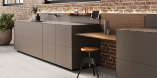 Le ante lisce, facilmente igienizzabili, delle basi di Artematica Vitrum di Valcucine sono interamente realizzate in vetro, materiale atossico e sostenibile, nella colorazione Opaco Terra Vulcanica. Il bancone Insula in Noce Tattile® è utilizzato come elemento di raccordo tra i due blocchi della cucina. Prezzo su richiesta. www.valcucine.com Le ante lisce, facilmente igienizzabili, delle basi di Artematica Vitrum di Valcucine sono interamente realizzate in vetro, materiale atossico e sostenibile, nella colorazione Opaco Terra Vulcanica. Il bancone Insula in Noce Tattile® è utilizzato come elemento di raccordo tra i due blocchi della cucina. Prezzo su richiesta. www.valcucine.com