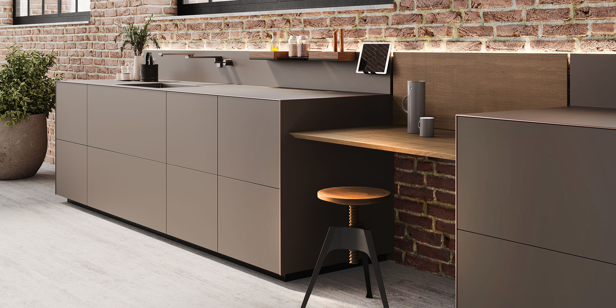 Le ante lisce, facilmente igienizzabili, delle basi di Artematica Vitrum di Valcucine sono interamente realizzate in vetro, materiale atossico e sostenibile, nella colorazione Opaco Terra Vulcanica. Il bancone Insula in Noce Tattile® è utilizzato come elemento di raccordo tra i due blocchi della cucina. Prezzo su richiesta. www.valcucine.com Le ante lisce, facilmente igienizzabili, delle basi di Artematica Vitrum di Valcucine sono interamente realizzate in vetro, materiale atossico e sostenibile, nella colorazione Opaco Terra Vulcanica. Il bancone Insula in Noce Tattile® è utilizzato come elemento di raccordo tra i due blocchi della cucina. Prezzo su richiesta. www.valcucine.com