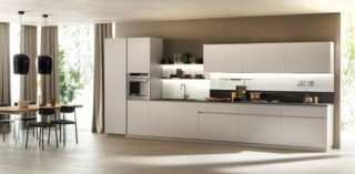 Si sviluppa sulla parete la cucina DeLinea di Scavolini che ha le ante lisce delle basi e dei pensili in laccato opaco Grigio Chiaro, dotate di profili e gole a fascia piatta in alluminio incassato, che la rendono facile da pulire. Il piano è realizzato in Dekton® Kelya; le mensole in acciaio si trasformano in un dettaglio decorativo. Prezzo su richiesta. www.scavolini.com Si sviluppa sulla parete la cucina DeLinea di Scavolini che ha le ante lisce delle basi e dei pensili in laccato opaco Grigio Chiaro, dotate di profili e gole a fascia piatta in alluminio incassato, che la rendono facile da pulire. Il piano è realizzato in Dekton® Kelya; le mensole in acciaio si trasformano in un dettaglio decorativo. Prezzo su richiesta. www.scavolini.com