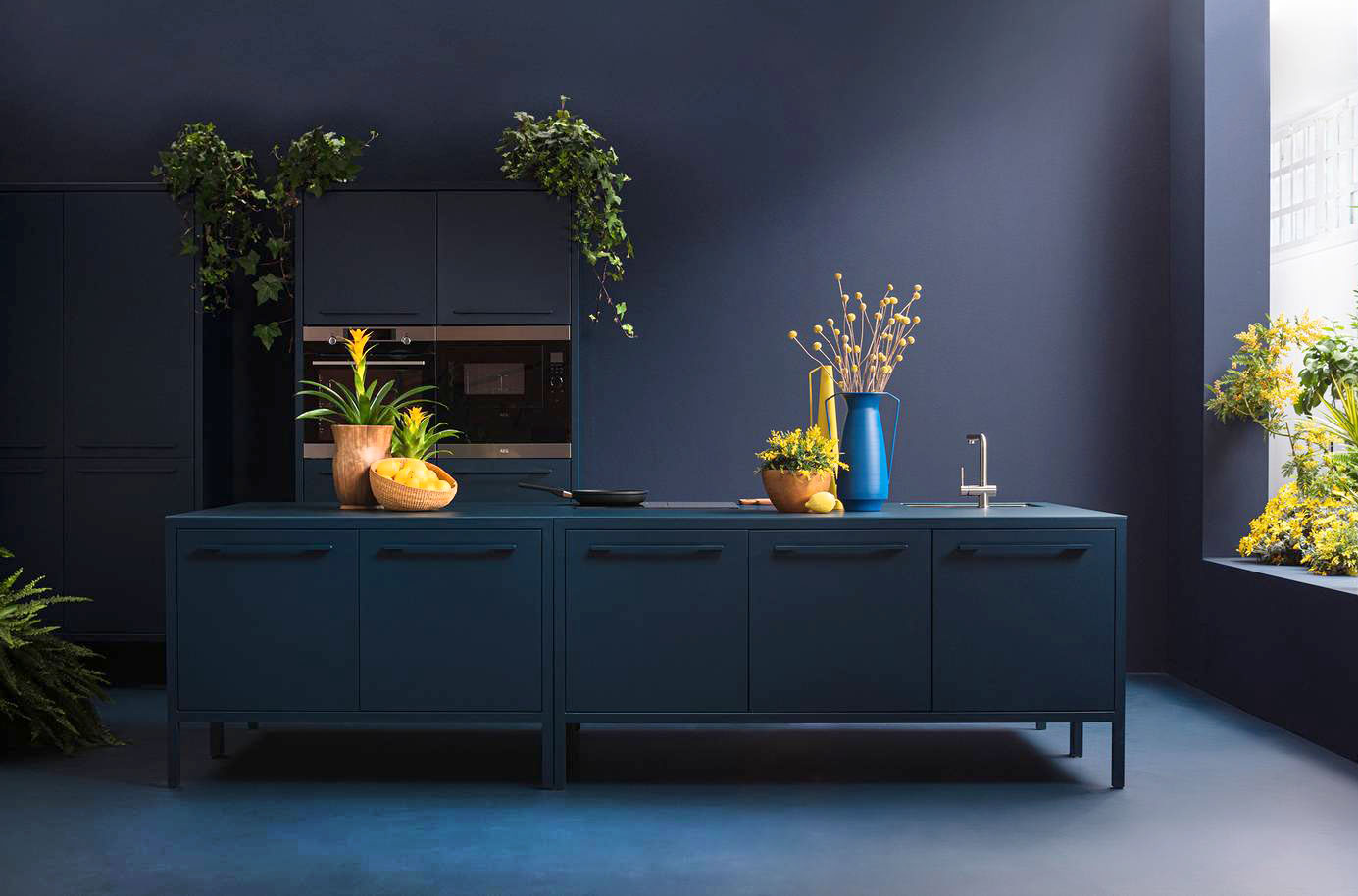 Blu scuro per la cucina Frame Kitchen di Fantin caratterizzata dalla presenza di un top in vetro in tinta con le ante che è resistente, facile da pulire e morbido al tatto. La struttura, che poggia su sottili piedini che la sollevano da terra, è interamente realizzata in metallo riciclabile, verniciato a polveri con vernici atossiche. Dimensioni e prezzo su progetto. www.fantin.com Blu scuro per la cucina Frame Kitchen di Fantin caratterizzata dalla presenza di un top in vetro in tinta con le ante che è resistente, facile da pulire e morbido al tatto. La struttura, che poggia su sottili piedini che la sollevano da terra, è interamente realizzata in metallo riciclabile, verniciato a polveri con vernici atossiche. Dimensioni e prezzo su progetto. www.fantin.com