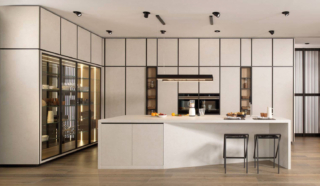 I frontali in porcellana Xtone Tura Textured della cucina Smart Kitchen E9.30 di Porcelanosa la rendono resistente e facile da pulire perché si tratta di un materiale che impedisce l'assorbimento dei liquidi e l'accumulo degli odori grazie alla sua bassa porosità. La doppia zona cottura invisibile,   priva di giunti di separazione, velocizza le operazioni di pulizia. Prezzo su richiesta. www.porcelanosa.com I frontali in porcellana Xtone Tura Textured della cucina Smart Kitchen E9.30 di Porcelanosa la rendono resistente e facile da pulire perché si tratta di un materiale che impedisce l'assorbimento dei liquidi e l'accumulo degli odori grazie alla sua bassa porosità. La doppia zona cottura invisibile,   priva di giunti di separazione, velocizza le operazioni di pulizia. Prezzo su richiesta. www.porcelanosa.com