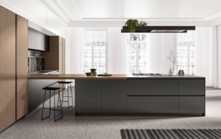 Ha le ante laccate, disponibili in 75 varianti di colore, lucide e opache, la cucina Time di Arredo3 che può essere facilmente pulita con panni morbidi inumiditi con acqua tiepida e sapone neutro; sono da evitare assolutamente l'uso di prodotti contenenti acetone, cloro, trielina o ammoniaca. Le ante in laccato metallizzato ossidato sono dotate di aperture a gola che facilitano ulteriormente le operazioni di pulizia. Il piano dell'isola, raccordata tramite l'elemento snack in rovere safari alla composizione lineare, è realizzato in Dekton Soke, un materiale resistente a graffi, macchie e alte temperature. Prezzo su richiesta. www.arredo3.it Ha le ante laccate, disponibili in 75 varianti di colore, lucide e opache, la cucina Time di Arredo3 che può essere facilmente pulita con panni morbidi inumiditi con acqua tiepida e sapone neutro; sono da evitare assolutamente l'uso di prodotti contenenti acetone, cloro, trielina o ammoniaca. Le ante in laccato metallizzato ossidato sono dotate di aperture a gola che facilitano ulteriormente le operazioni di pulizia. Il piano dell'isola, raccordata tramite l'elemento snack in rovere safari alla composizione lineare, è realizzato in Dekton Soke, un materiale resistente a graffi, macchie e alte temperature. Prezzo su richiesta. www.arredo3.it