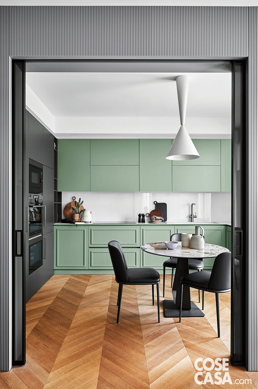 cucina verde e nera con pavimento in parquet a spina di pesce cucina verde e nera con pavimento in parquet a spina di pesce