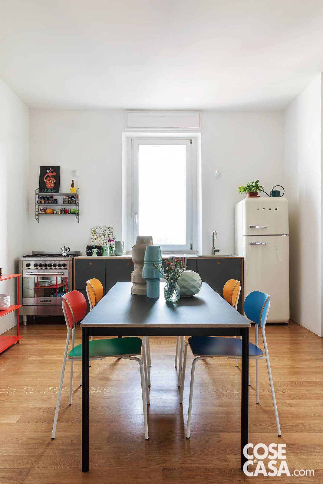 cucina vintage con sedie colorate Foto di Studio Wolo