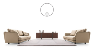 I divani Avalon di Ditre Italia, rivestiti in pregiata pelle Luxor in una raffinata e luminosa colorazione chiara, sono posizionati simmetricamente per dare vita a un soggiorno senza tempo.  Il bracciolo, alto e sottile, è reso più confortevole dalla presenza di un cuscino quadrato coordinato. Misurano L 192 x P 104 x H 88 cm. Prezzo a partire da 6.368 euro cad. www.ditreitalia.com I divani Avalon di Ditre Italia, rivestiti in pregiata pelle Luxor in una raffinata e luminosa colorazione chiara, sono posizionati simmetricamente per dare vita a un soggiorno senza tempo.  Il bracciolo, alto e sottile, è reso più confortevole dalla presenza di un cuscino quadrato coordinato. Misurano L 192 x P 104 x H 88 cm. Prezzo a partire da 6.368 euro cad. www.ditreitalia.com