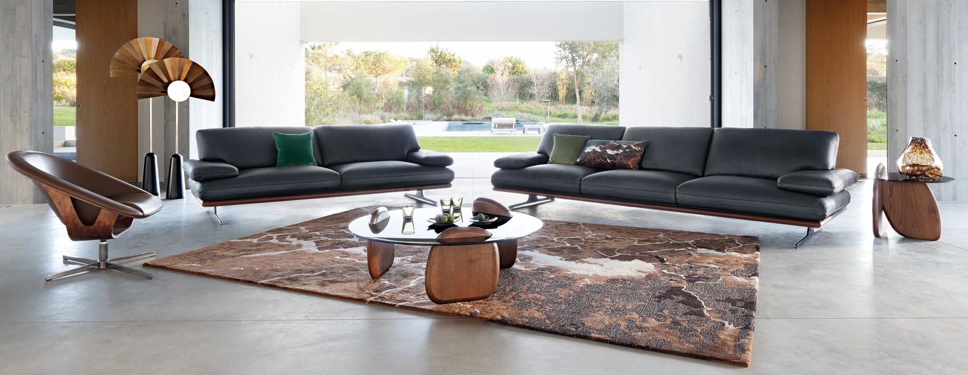 Una silhouette bassa per i divani tre Envergure di Roche Bobois che poggiano su una piattaforma in legno color castagna. La cuscinatura della seduta e dello schienale è rivestita in pelle ad alto spessore liscia nera. Sono disponibili in diversi formati. Misura L 240 x P 101 x H 82 cm. Prezzo 7.040 euro. www.roche-bobois.com Una silhouette bassa per i divani tre Envergure di Roche Bobois che poggiano su una piattaforma in legno color castagna. La cuscinatura della seduta e dello schienale è rivestita in pelle ad alto spessore liscia nera. Sono disponibili in diversi formati. Misura L 240 x P 101 x H 82 cm. Prezzo 7.040 euro. www.roche-bobois.com