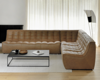 I divani modulari N701 di Ethnicraft sono accostati per dare vita ad una composizione angolare che si trasforma nel fulcro della zona giorno; sono rivestiti con pelle piena all'anilina nella colorazione Vecchia Sella. Il modello tre posti misura L 210 x P 91 x H 76 cm. Prezzo 3.529 euro. www.ethnicraft.com I divani modulari N701 di Ethnicraft sono accostati per dare vita ad una composizione angolare che si trasforma nel fulcro della zona giorno; sono rivestiti con pelle piena all'anilina nella colorazione Vecchia Sella. Il modello tre posti misura L 210 x P 91 x H 76 cm. Prezzo 3.529 euro. www.ethnicraft.com