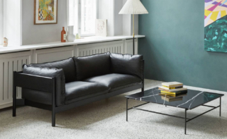 Pelle pieno fiore anilina nera per il modello tre posti Arbour di Hay in vendita su Made in Design che è dotato di una struttura in legno di noce massiccio FSC  Misura L 220 x P 87 x H 75 cm. Prezzo 7.279 euro. www.madeindesign.it Pelle pieno fiore anilina nera per il modello tre posti Arbour di Hay in vendita su Made in Design che è dotato di una struttura in legno di noce massiccio FSC  Misura L 220 x P 87 x H 75 cm. Prezzo 7.279 euro. www.madeindesign.it