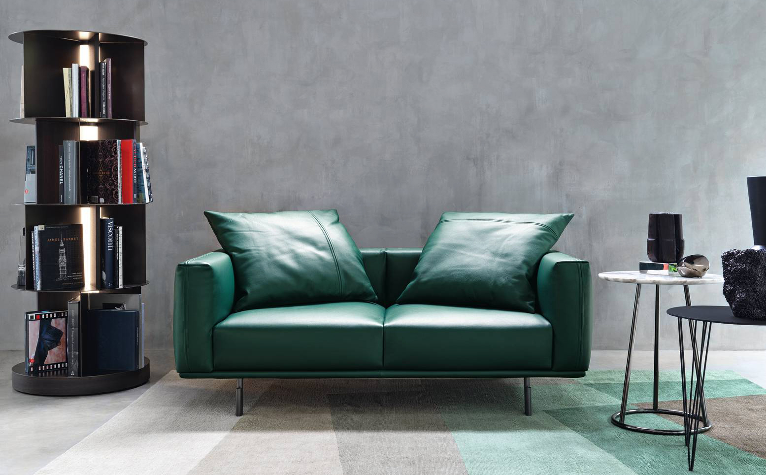 Compatto e colorato il divano componibile Binario di Flou che ha un design moderno e leggero  sottolineato dal particolare doppio piedino in metallo brunito opaco che mantiene la struttura alta da terra. La seduta è completata da grandi cuscini in piuma che riprendono il dettaglio sartoriale delle cuciture in rilievo sul perimetro dei braccioli, conferendo all’insieme un tratto raffinato e distintivo. Il rivestimento è realizzato in pelle completamente sfoderabile. Misura L 178 x P 89 x H 65 cm. Prezzo 7.010 euro. www.flou.it Compatto e colorato il divano componibile Binario di Flou che ha un design moderno e leggero  sottolineato dal particolare doppio piedino in metallo brunito opaco che mantiene la struttura alta da terra. La seduta è completata da grandi cuscini in piuma che riprendono il dettaglio sartoriale delle cuciture in rilievo sul perimetro dei braccioli, conferendo all’insieme un tratto raffinato e distintivo. Il rivestimento è realizzato in pelle completamente sfoderabile. Misura L 178 x P 89 x H 65 cm. Prezzo 7.010 euro. www.flou.it