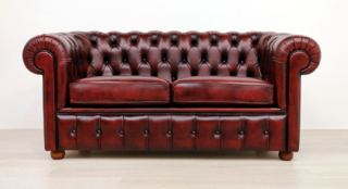 Ricorda i modelli dell'Ottocento il divano due posti Chester di Vama Divani che è rivestito in pregiata pelle invecchiata a mano in una ricercata tonalità rosso vintage. Lo schienale è caratterizzato dalla tipica lavorazione capitonné. I piedi a cipolla color noce completano la struttura. Misura L 165 x P 85 x H 70 cm. Prezzo 2.016 euro. www.vamadivani.it Ricorda i modelli dell'Ottocento il divano due posti Chester di Vama Divani che è rivestito in pregiata pelle invecchiata a mano in una ricercata tonalità rosso vintage. Lo schienale è caratterizzato dalla tipica lavorazione capitonné. I piedi a cipolla color noce completano la struttura. Misura L 165 x P 85 x H 70 cm. Prezzo 2.016 euro. www.vamadivani.it