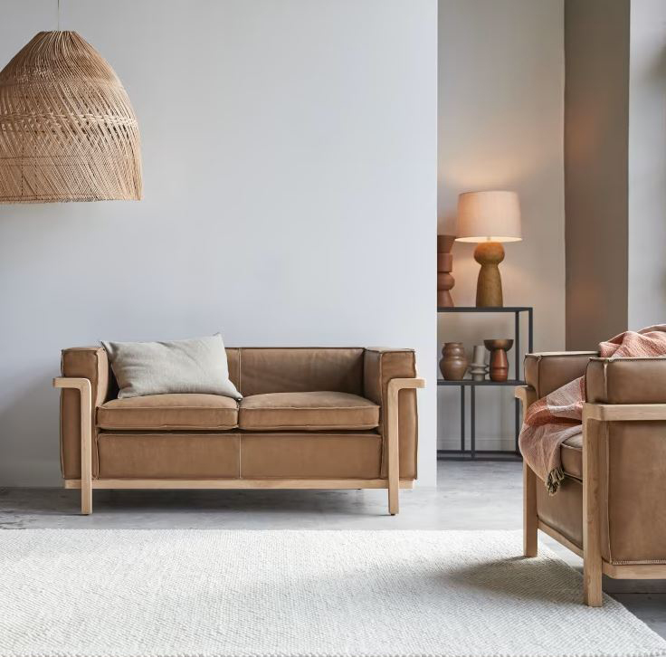 Cuoio Cheyenne per il rivestimento del divano due posti Cobblewood di Tikamoon che è caratterizzato da un telaio in legno di quercia massello naturale e da una forma compatta e squadrata. Le cuciture a vista si trasformano in elemento decorativo. Misura L 156 x P 77 x h 70 cm. Prezzo 2.390 euro. www.tikamoon.it Cuoio Cheyenne per il rivestimento del divano due posti Cobblewood di Tikamoon che è caratterizzato da un telaio in legno di quercia massello naturale e da una forma compatta e squadrata. Le cuciture a vista si trasformano in elemento decorativo. Misura L 156 x P 77 x h 70 cm. Prezzo 2.390 euro. www.tikamoon.it