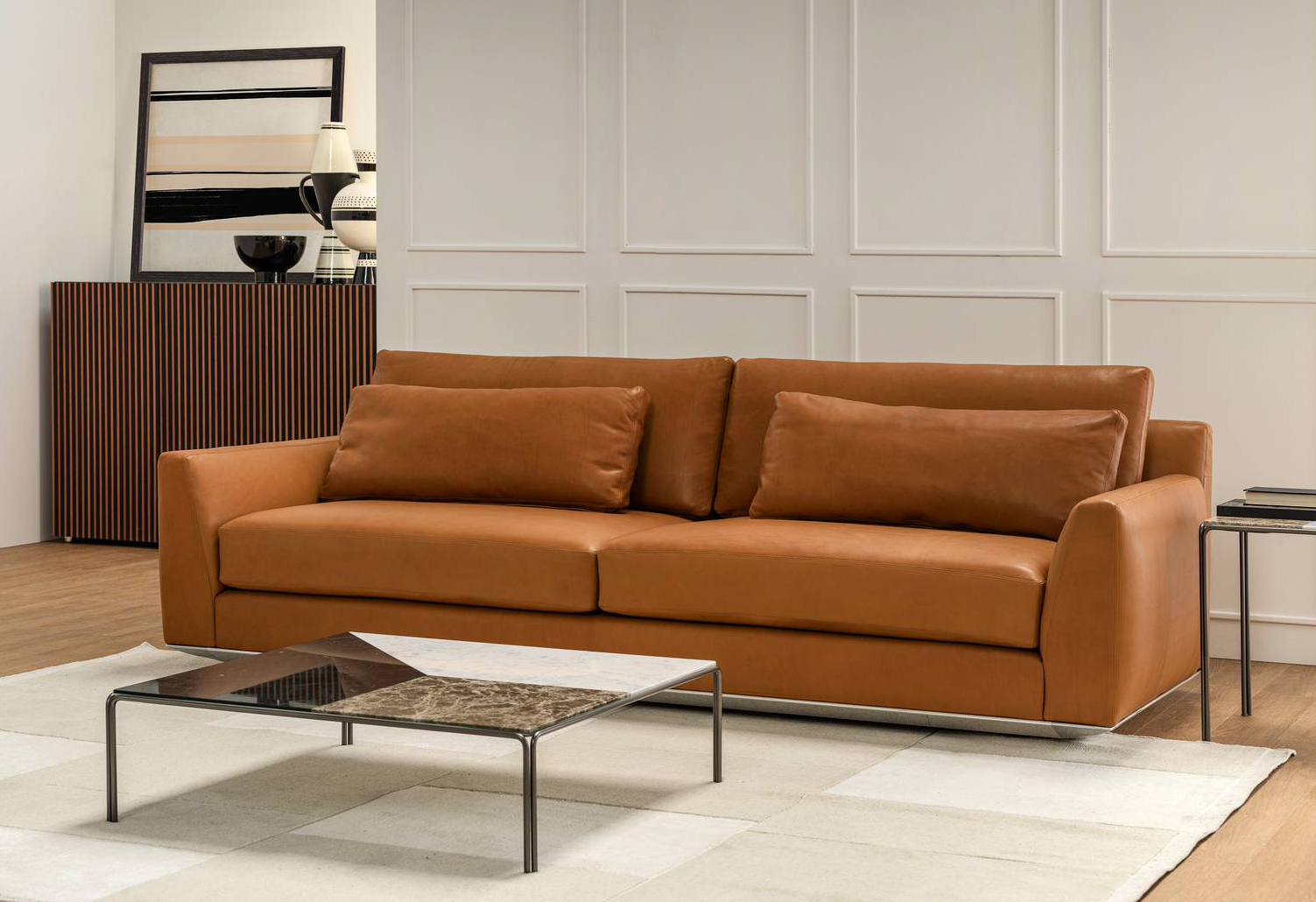 Fa parte della collezione Jazz il divano componibile Ellington di Horm che ha un telaio in alluminio lucido (brevetto Horm), leggero ed ecologico, che garantisce comfort e stabilità e trasforma il basamento in un elemento decorativo che mette in risalto la texture del rivestimento. È ricoperto da pregiata pelle che può essere scelta fra innumerevoli varianti di colore. Misura L 240 x P 100 x H 81 cm. Prezzo a partire da 1.975,20 euro (per la versione più piccola). www.horm.it Fa parte della collezione Jazz il divano componibile Ellington di Horm che ha un telaio in alluminio lucido (brevetto Horm), leggero ed ecologico, che garantisce comfort e stabilità e trasforma il basamento in un elemento decorativo che mette in risalto la texture del rivestimento. È ricoperto da pregiata pelle che può essere scelta fra innumerevoli varianti di colore. Misura L 240 x P 100 x H 81 cm. Prezzo a partire da 1.975,20 euro (per la versione più piccola). www.horm.it