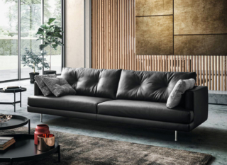 Rigoroso e informale nello stesso tempo Maxime di Valentini è il divano in pelle nera con lo schienale decorato da impunture centrali con effetto “bottone”. La pelle naturale lo rende resistente, confortevole e, nel tempo, acquista nuove sfumature. Misura L 210 x P 98 x H 85 cm. Prezzo a partire da 2.490 euro + IVA. www.valentini.it Rigoroso e informale nello stesso tempo Maxime di Valentini è il divano in pelle nera con lo schienale decorato da impunture centrali con effetto “bottone”. La pelle naturale lo rende resistente, confortevole e, nel tempo, acquista nuove sfumature. Misura L 210 x P 98 x H 85 cm. Prezzo a partire da 2.490 euro + IVA. www.valentini.it