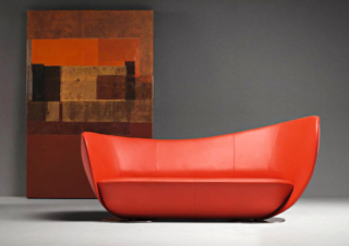 Iconico il divano in pelle rossa Mon Coeur di LaCividina che ha l'aspetto di una scultura contemporanea caratterizzata da curva e contro curva tracciate in linea continua. È imbottito in poliuretano ignifugo e poliuretano espanso indeformabile a quote differenziate ad alta densità;le cuciture sono rinforzate con supporto in fibra di carbonio. Misura L 240 x P 110 x H 115 cm. Prezzo a partire da 5.585,20 euro. www.lacividina.com Iconico il divano in pelle rossa Mon Coeur di LaCividina che ha l'aspetto di una scultura contemporanea caratterizzata da curva e contro curva tracciate in linea continua. È imbottito in poliuretano ignifugo e poliuretano espanso indeformabile a quote differenziate ad alta densità;le cuciture sono rinforzate con supporto in fibra di carbonio. Misura L 240 x P 110 x H 115 cm. Prezzo a partire da 5.585,20 euro. www.lacividina.com