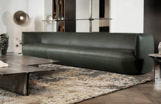 Ha una struttura in metallo imbottita in poliuretano espanso il grande divano Pneuma di Henge che si sviluppa orizzontalmente ed è completamente rivestito in pelle in una insolita sfumatura di verde scuro. É disponibile in diverse dimensioni. Misura L 360 x P 120 x H 70 cm. Prezzo su richiesta. www.henge07.com Ha una struttura in metallo imbottita in poliuretano espanso il grande divano Pneuma di Henge che si sviluppa orizzontalmente ed è completamente rivestito in pelle in una insolita sfumatura di verde scuro. É disponibile in diverse dimensioni. Misura L 360 x P 120 x H 70 cm. Prezzo su richiesta. www.henge07.com